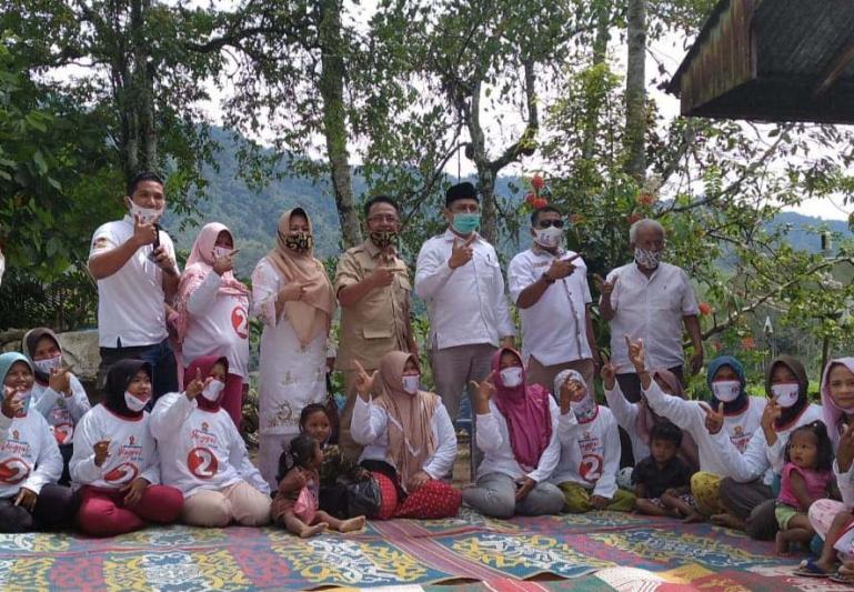 Cawagub Sumbar Indra Catri bersama ketua dan kader DPC Gerindra Solok Selatan, Sabtu (7/11). (Dok : Istimewa)