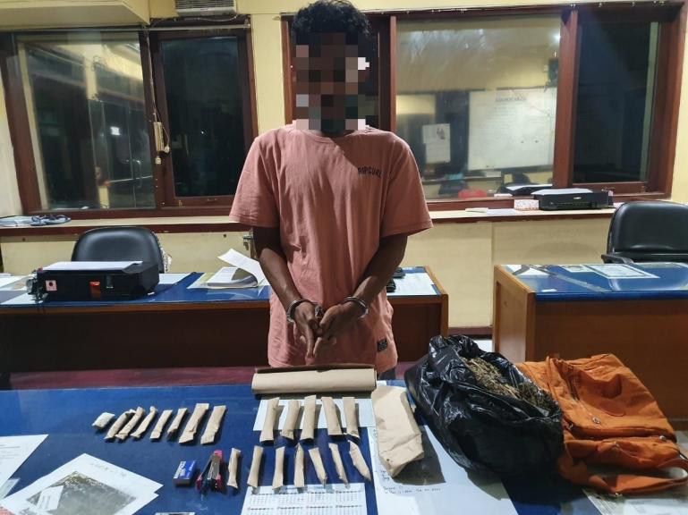 Tersangka Riki bersama barang bukti ganja kering siap edar yang berhasil disita Satresnarkoba Polresta Padang, Rabu malam (11/11). (Dok : Istimewa)