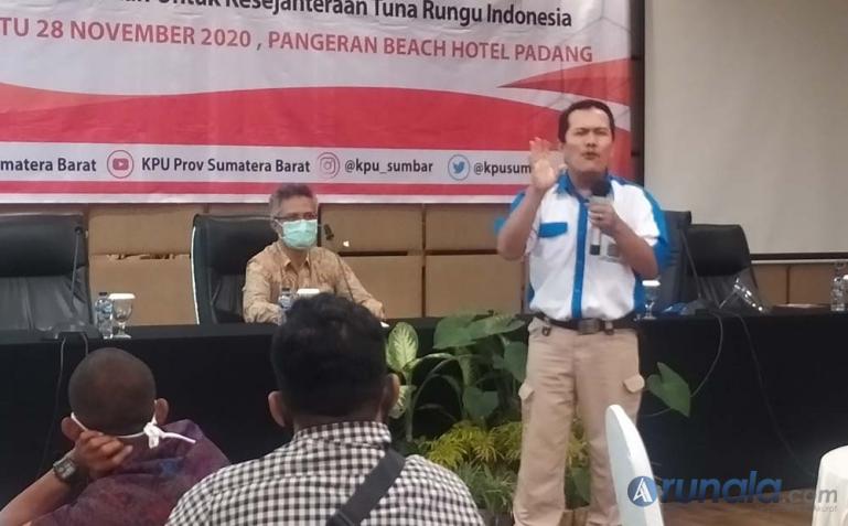 Ketua Gerkatin Sumbar Feri Naldi saat beri paparan kepada anggotanya dalam sosialisasi Pilkada Serentak Sumbar 2020 di Padang, Sabtu (28/11). (Foto : Arzil)