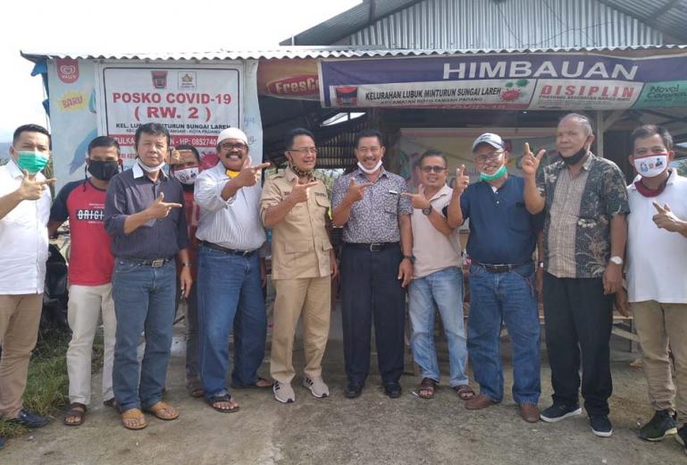 Cawagub Sumbar Indra Catri saat lakukan safari politik kepada masyarakat di Lubuk Minturun, Kota Tangah Padang, Rabu (25/11). (Dok : Istimewa)