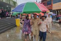 Mengenang masa-sama SMA, Cawagub Sumbar Indra Catri mengunjungi Pasar Atas Bukittinggi, Sabtu (7/11). (Dok : Istimewa)