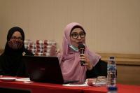 Wakil Rektor II ITP Yusreni Warmi mempresentasikan pengelolaan keterbukaan informasi publik di kampusnya kepada tim penelis KI Sumbar, Kamis (12/11). (Dok : Istimewa)