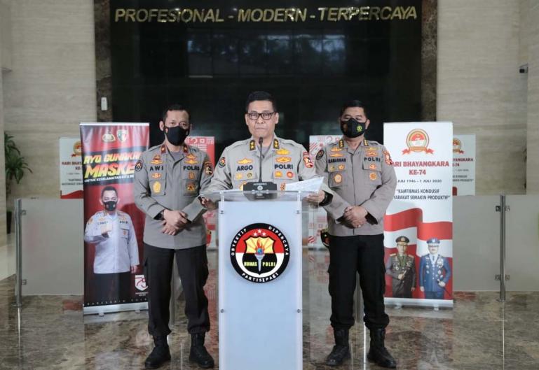 Kadiv Humas Polri Irjen Pol Argo Yuwono saat jumpa pers soal pencopotan dua Kapolda, di Mabes Polri, Senin (16/11). (Dok : Istimewa)