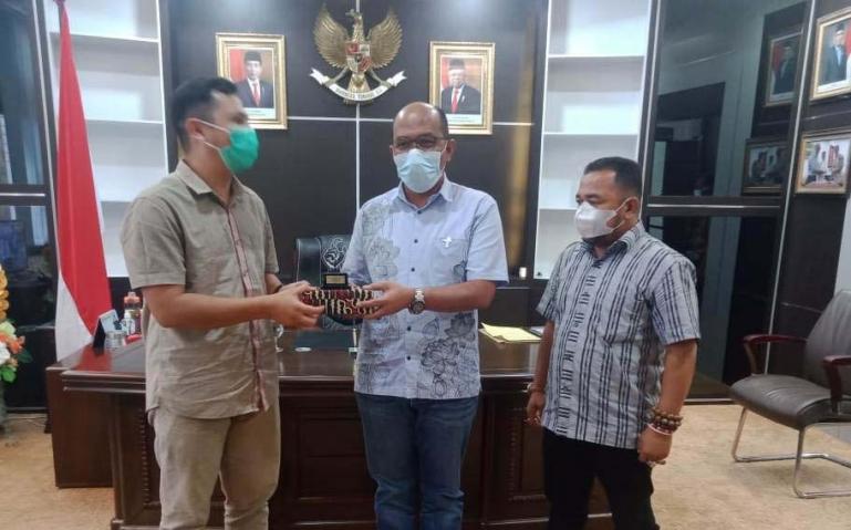 Ketua dan Wakil Ketua KI Sumbar, Nofal Wiska dan Adrian Tuswandi saat serahkan langsung penghargaan AMP pada Ketua DPRD Sumbar Supardi, Senin (30/11).  (Dok : Istimewa)