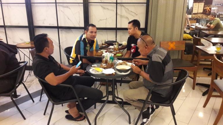 Ketua Umum IPPMI M Rafik Perkasa Alamsyah diskusi kebangsaan bersama Ketua Forum Wartawan Perlemen (FWP) DPRD Sumbar dan beberapa wartawan lainnya di Jakarta, Jumat (6/11). (Dok : Istimewa)