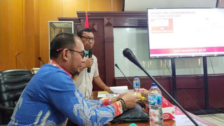 Komisi Informasi (KI) Sumbar saat gelar Bimtek Penyelesaian Sengketa Informasi Publik dengan PPID Utama dan Pembantu di Pemkab Tanahdatar, Senin (23/11). (Dok : Istimewa)
