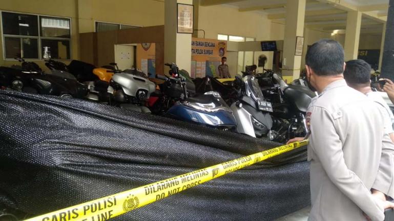 Kabid Humas Polda Sumbar Kombes Stefanus Satake Bayu Setianto didepan Moge yang ditahan pihak Polda Sumbar terkait status kepemilikannya, Sabtu (14/11). (Foto : Derizon)