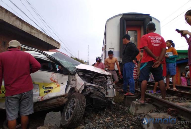 Terlihat kendaraan minibus yang ringsek usai tertabrak KA Sibinuang di Gang Masjid Nurul Sidiq, Kelurahan Lolong Belanti, Kota Padang, Minggu sore (15/11). (Foto : Can)