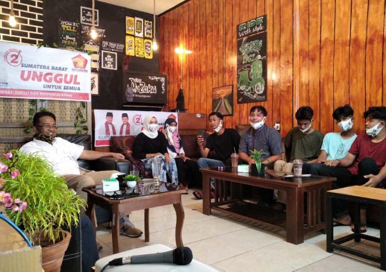 Cawagub Sumbar Indra Catri saat diskusi santai dengan kaum milenial di salah satu kedai kopi di Lubuk Basung Agam, Senin (16/11). (Dok : Istimewa)