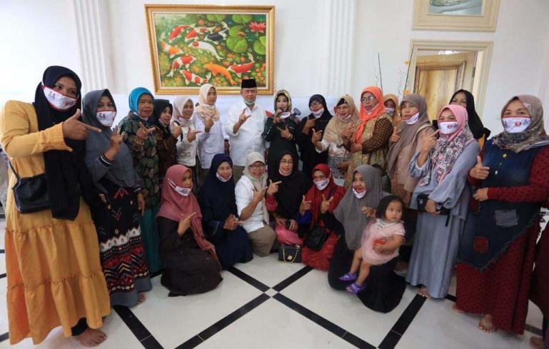 Calon Gubernur Sumbar Nasrul Abit, silaturahmi dan diskusi sekaligus menyerap aspirasi warga di rumah Wakil Ketua Komisi IV DPRD Sumbar, Mesra di Nagari Panyalai, Kecamatan Batipuh, Kabupaten Tanah Datar, Jumat (6/11). (Dok : Istimewa)