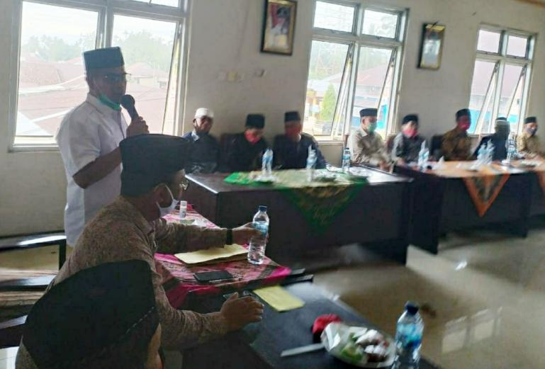 Calon gubernur Sumbar Nasrul Abit berdialog dengan Niniak Mamak Nan Duo Puluah di Kantor KAN Indrapura, Sabtu (28/11). (Dok : Istimewa)