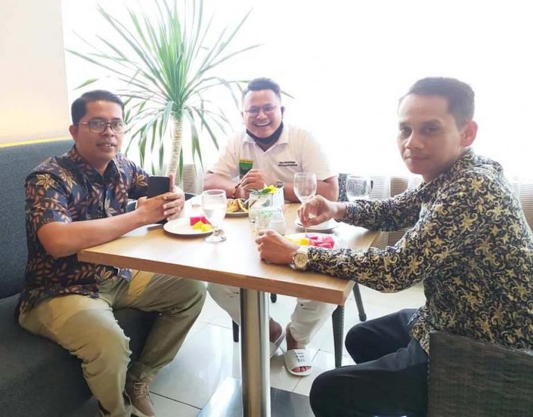 Wali Nagari III Koto Aua MalintangAzwar Mardin bersama Sekretaris Nagari Asrul khairi dan perangkat nagari lainnya dalam sebuab kesempatan. (Dok ; Isrimewa)