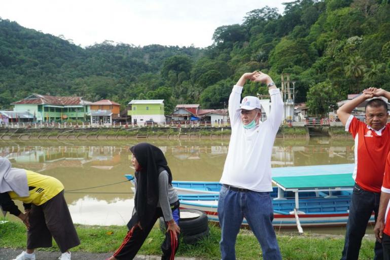 Cagub Sumbar Nasrul Abit bersama anggota Mahatma di Pasir Kandang, Kelurahan Pasie Nan Tigo, Kecamatan Koto Tangah, Padang, Minggu (22/11). (Dok : Istimewa)