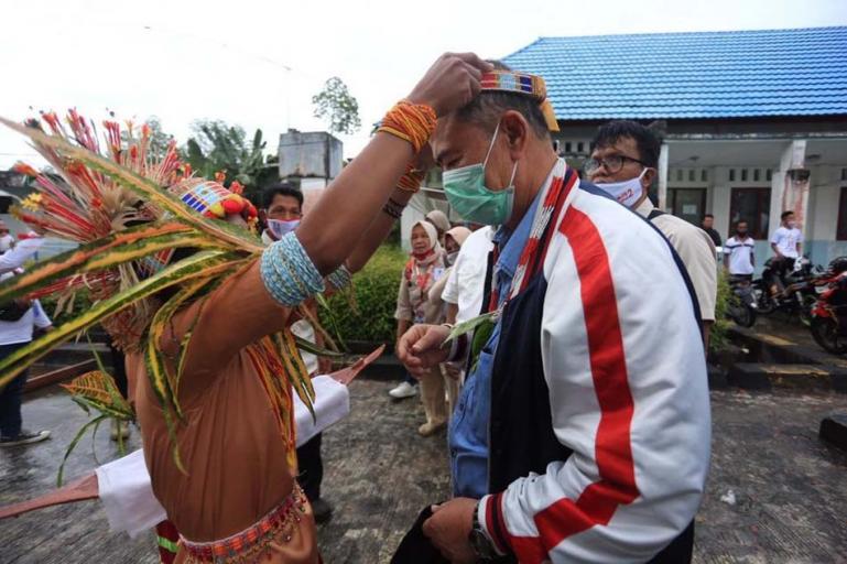 Cagub Sumbar Nasrul Abit saat berkunjung ke Siberut, Mentawai beberapa hari lalu. (Dok : Istimewa)