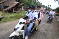 Masyarakat Siberut Selatan saat membawa Cagub Sumbar Nasrul Abit keliling daerah itu Sabtu (21/11). (Dok : Istimewa)