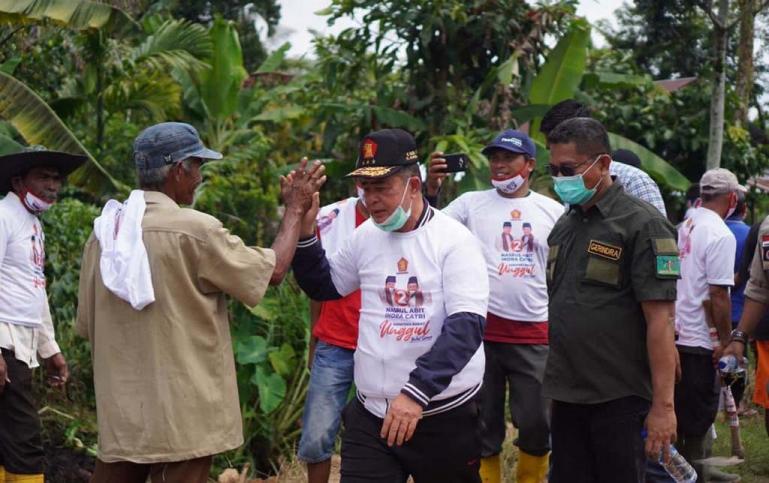 Cagub Sumbar Nasrul Abit usai olahraga menyapa masyarakat sambil meminta masyarakat untuk rutin berolahraga agar imun tubuh tetap terjaga, Minggu (8/11). (Dok : Itimewa)