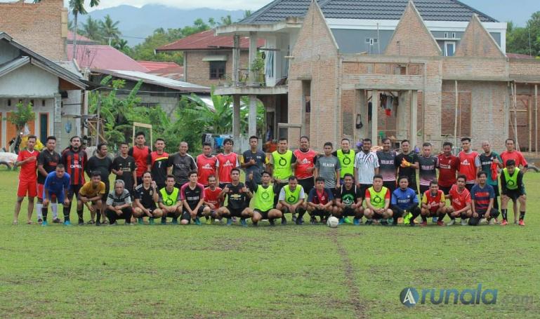 Komunitas sepakbola Paruik Offside FC di Lapangan Matador, Parak Gadang, Kecamatan Padang Timur