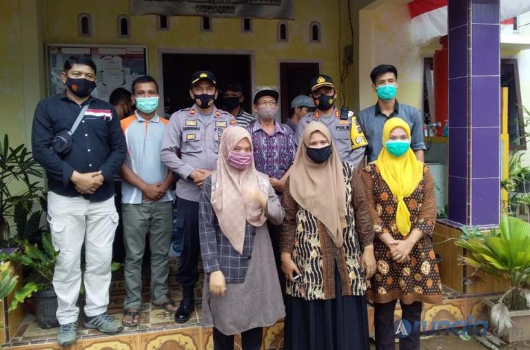 Kapolres Pessel AKBP Sri Wibowo seusai serahkan bantuan paket sembako kepada warga terdampak banjir di Tapan, Kamis (26/11). (Foto : Rio)