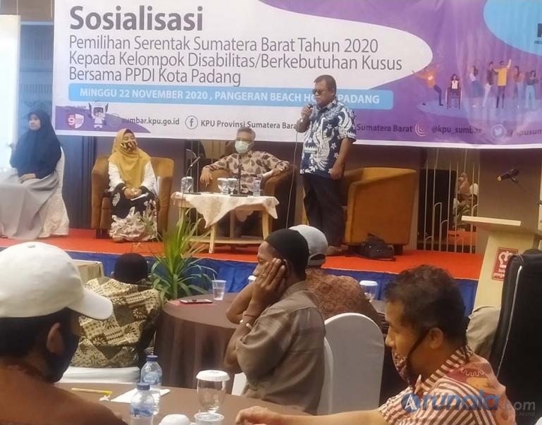 Ketua PPDI Kota Padang Icun Suhaldi saat menyampaikan keluhan kelompok Disabilitas kepada KPU Sumbar tentang Hak dan kendala mereka memilih, di Padang, Minggu (22/11). (Foto : Arzil)