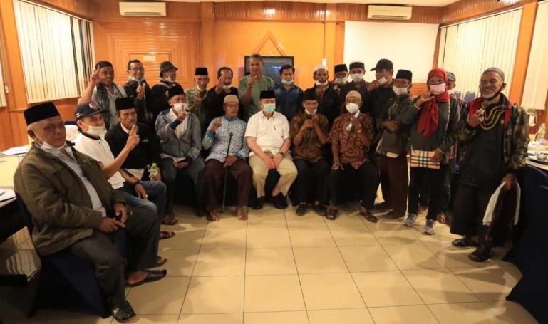 Para tuo silek dari puluhan sasaran silek di Kabupaten Padangpariaman saat bersama Cagub Sumbar Nasrul Abit, Selasa malam (10/11). ( Dok : Istimewa)