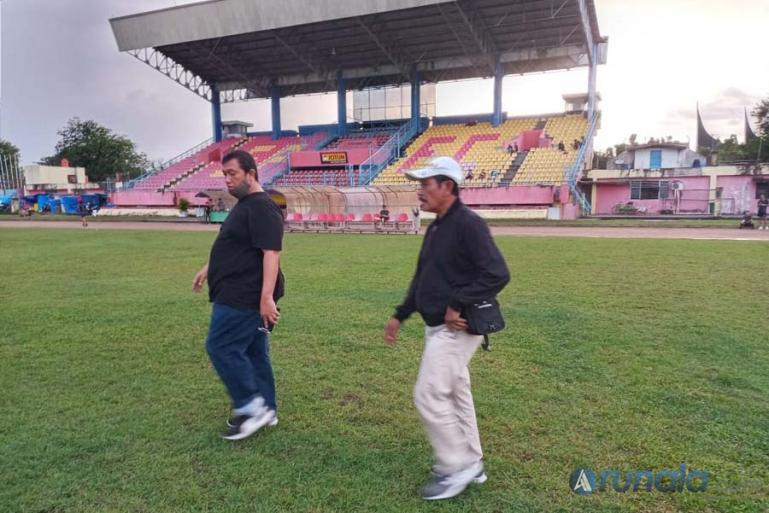 Direktur CV Polos Production, Renol Fadhli mendampingi kontraktor dari CV Cipta Flora Asri, Supomo Hariadi melihat kondisi Stadion GHAS Padang, Rabu (16/11). (Foto : Can)