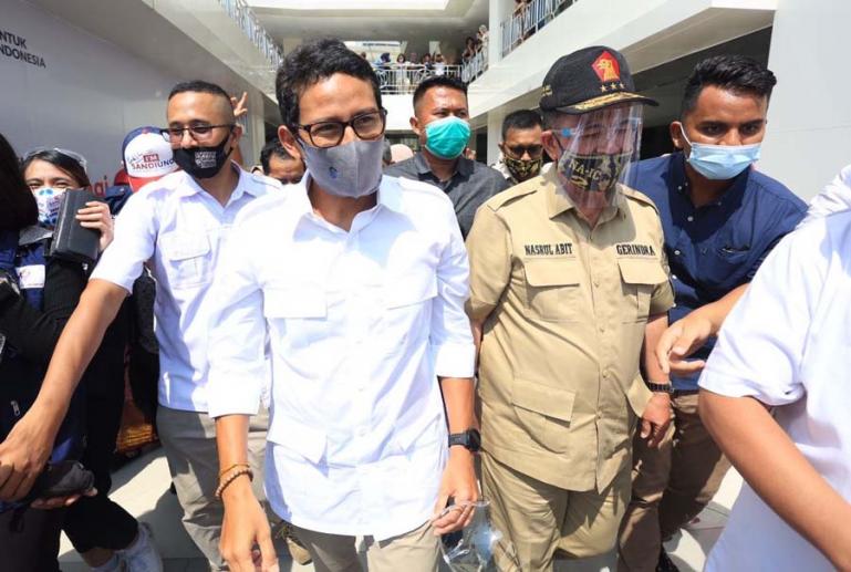 Wakil Ketua Dewan Pembina Partai Gerindra, Sandiaga Uno bersama Cagub Sumbar Nasrul Abit saat hadir di Kota Bukittinggi, Kamis (12/11). (Dok : Istimewa)