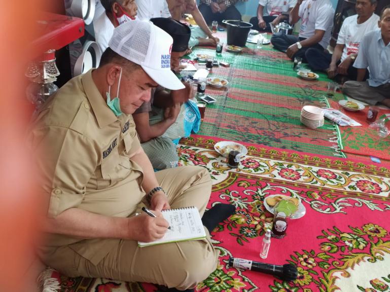 Cagub Sumbar Nasrul Abit sering bawa buku catatan setiap adakan kegiatan, seperti yang dilakuan saat berkunjung ke Kabupaten Pasaman, Rabu (18/11). (Dok : Istimewa)