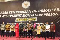 Para tokoh Keterbukaan Informasi saat menerima penghargaan dari KI Sumbar, Rabu (25/11). (Dok : Istimewa)