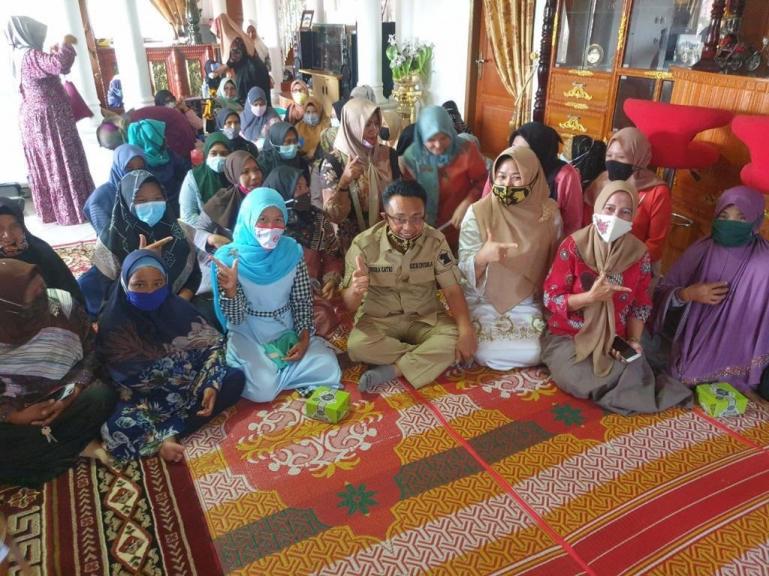 Indra Catri saat tatap muka dengan kaum ibu-ibu saat kunjungan ke Solsel, Selasa (3/11).