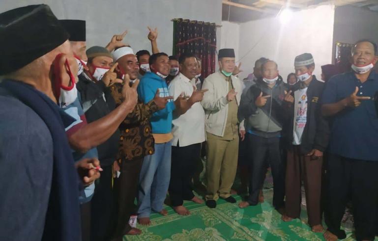 Calon Gubernur Sumbar Nasrul Abit bersama masyarakat Jorong Pemukiman Baru 1, Nagari Parik, Kecamatan Koto Balingka, Pasaman Barat, Rabu (24/11). (Dok : Istimewa)