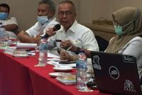 Pjs Bupati Pessel Mardi sedang menjawab pertanyaan panelis dari FISIP Unand Syamsurizaldi, Rabu 11/11 di Hotel Grand Zuri Padang. (Dok : Istimewa)