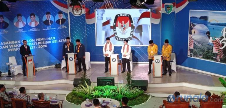 Suasana tiga paslon Bupati dan Wakil Bupati Pessel mengikuti debat publik perdana yang diadakan KPU Pessel di Studio TVRI Sumbar, Rabu (11/11). (Foto : Rio)