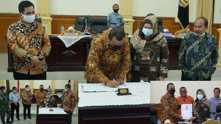Plt Wali Kota Pariaman, Mardison Mahyuddin menandatangani naskah pengesahan APBD 2021 usai rapat paripurna DPRD Kota Pariamam, Minggu (29/11). (Dok : Istimewa)