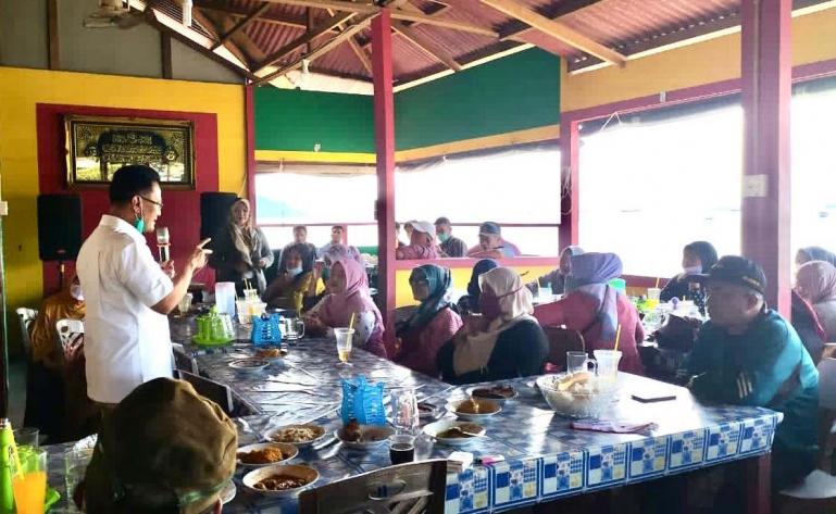 Indra Catri saat tatap muka dengan masyarakat Gates Kecamatan Lubuk Begalung, Kota Padang, Minggu (1/11). (Dok : Istimewa)