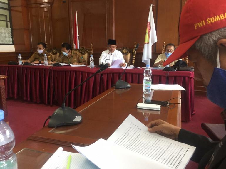 Asisten I Sekko Kota Pariaman Yaminu Rizal beberkan transparansi dana desa kepada TPKTDD Sumbar  2020, Senin (16/11). (Foto : Istimewa)