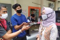 Ketua KPU Sumbar Yanuk Sri Mulyani saat diwawancari wartawan terkait baliho Paslon Cagub dan Cawagub Sumbar, Senin (9/11). (Foto : Arzil)