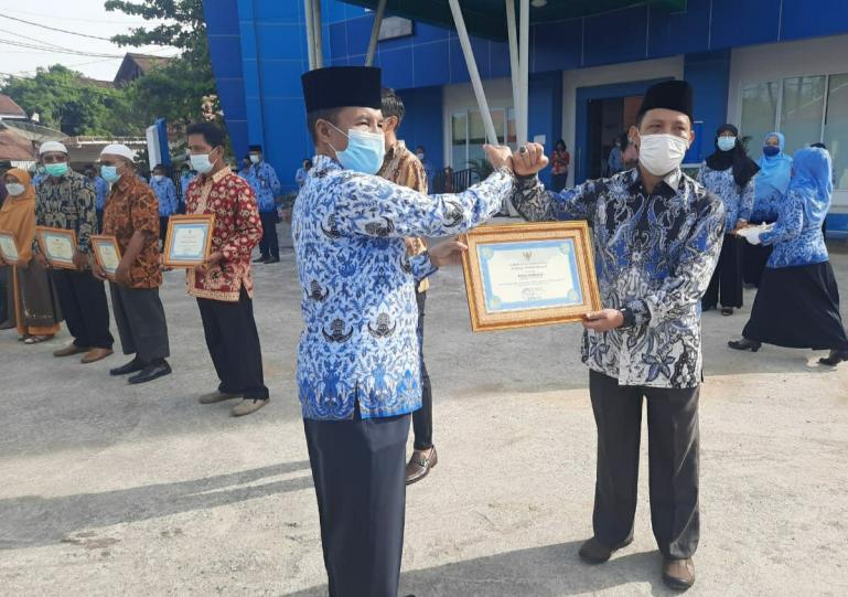 Kepala DKP Sumbar Yosmeri serahkan piagam penghargaan kepada Kadis DKP Kabupaten Limapuluh Kota, Ir Septianda MSi saat peringatan Hari Nusantara 2020 di Sumbar, Senin (21/12). (Dok : Istimewa)