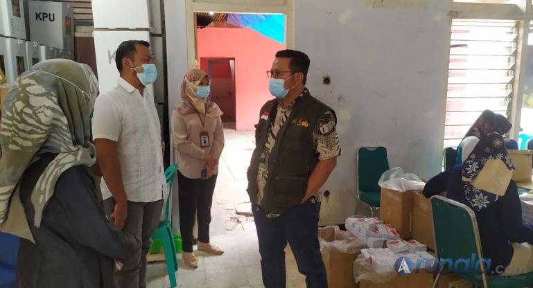 Kepala Kesekretariatan Bawaslu Sumbar, Karnalis Kamaruddin saat memantau logistik Pilkada serentak 2020 di gudang logistic KPU Kota Payakumbuh kemarin. (Foto : Arzil)