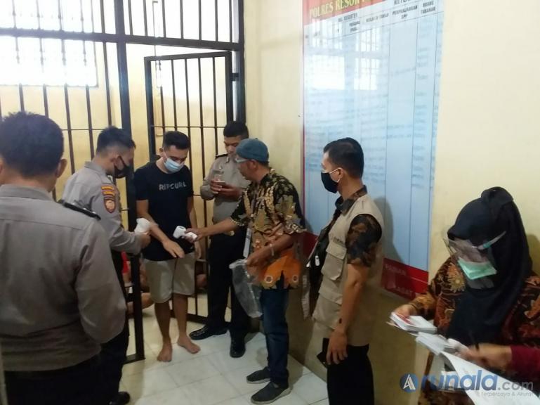 Para tahanan Polres Pessel jalani pengecekan suhu tubuh sebelum memilih, Rabu (9/12). (Foto : Rio)