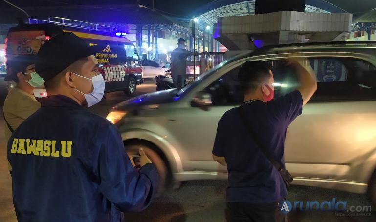Tim dari Bawaslu Sumbar dan Kota Payakumbuh berikan selebaran berikan imbauan anti politik uang pada pilkada 2020 di kota itu, Minggu malam (6/12). ( Foto : Arzil)