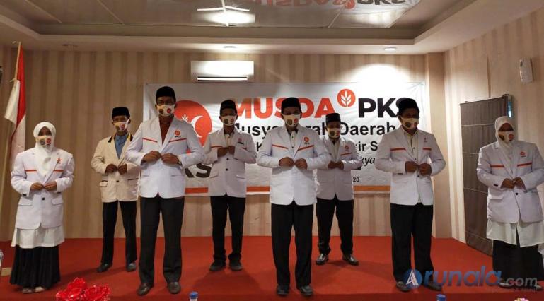 Jajaran kepengurusan DPD PKS Pessel yang baru dikukuhkan oleh DPP PKS, Selasa (29/12). (Foto : Rio)