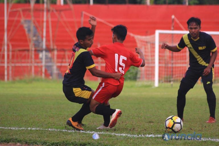 Pemain Gaung Putra saat dihadang pemain Janse dalam partai final Liga Askot PSSI Kota Padang di Stadion Agus Salim, Selasa sore (15/12).