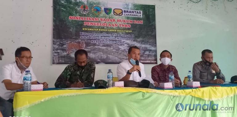 Sejumlah nara sumber saat berikan pembekalan hukum terkait pengelolaan Hutan, dalam sosialisasi yang diadakan BBTNKS, Kamis (17/12). (Foto : Rio)