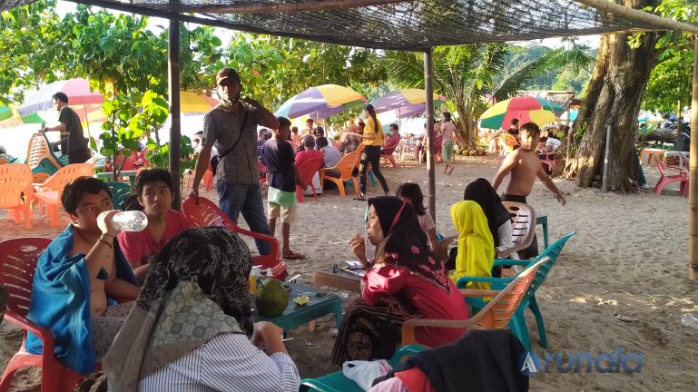 Suasana para pengunjung yang berakhir pekan di kawasan wisata pantai Kampoeng Tingga di Pantai Air Manis, Padang, Minggu (20/12). (Foto : Arzil)