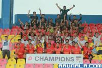 Komunitas POFC usai pertandingan fun football di GOR Agus Salim Padang, Minggu (6/12). (Foto : Can)