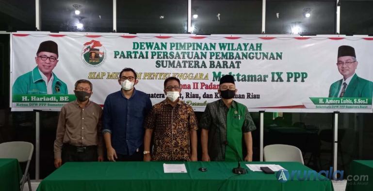 Ketua DPW PPP Sumbar Hariadi bersama Ketua Pelaksana Muktamar Nicky Lauda Hariyona saat beri pernyataan kesiapan Kota Padang adakan Muktamar IX PPP Zona II, di Padang, Rabu (16/12). (Foto : Can)
