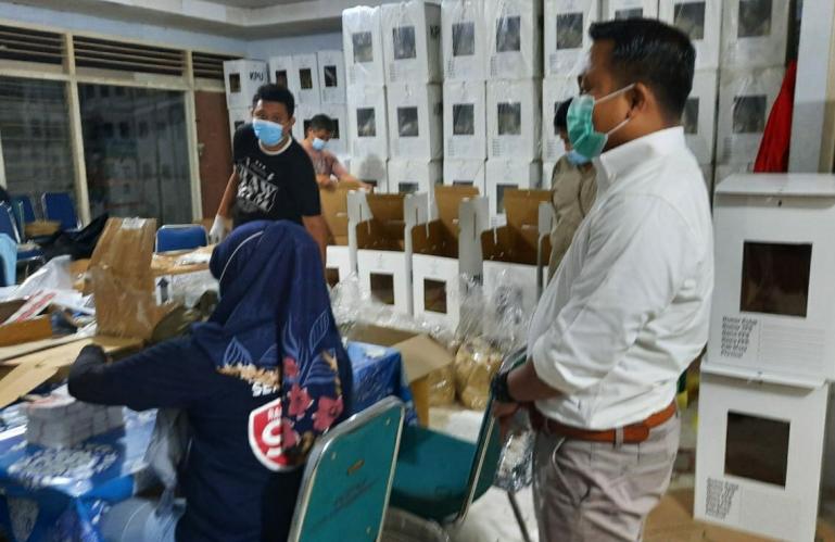 Ketua Bawaslu Kota Payakumbuh Muhamad Khadafi saat lakukan pengawasan logistik Pilgub di KPU kota setempat kemarin. (Dok : istimewa)