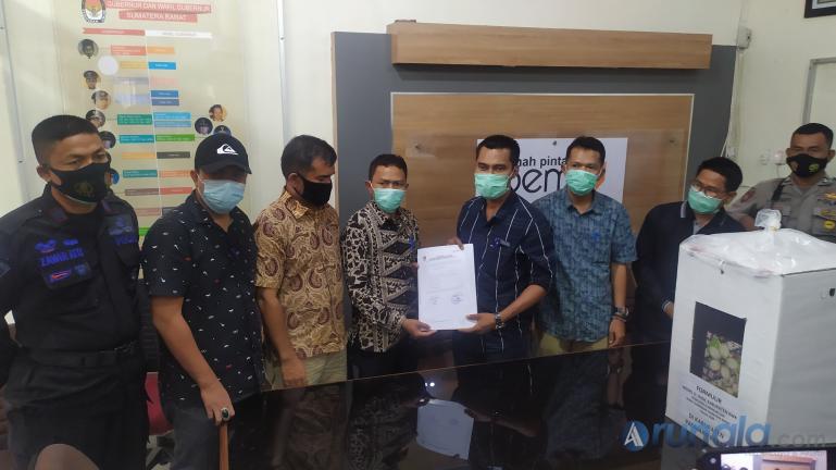 KPU dan Bawaslu Pasbar saat serahkan hasil rekapitulasi suara Pilgub Sumbar ke KPU Sumbar, Jumat sore (18/12). (Foto : Arzil)