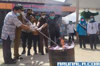 Wawako Erwin Yunaz, KPU, Bawaslu dan Forkompimda Kota Payakumbuh saat memusnahkan surat suara rusak dan berlebih di gudang logistik KPU kota setempat, Selasa (8/12). (Foto : Arzil)