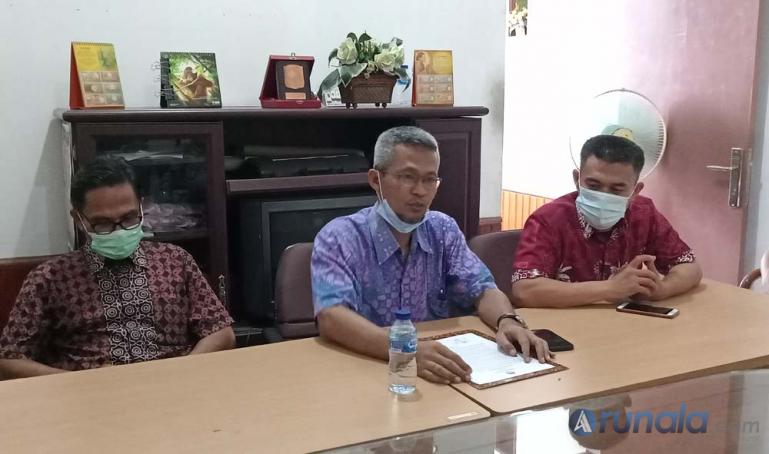KPU Kabupaten Sijunjung bersama kuasa hukumnya Sudi Prayitno di Padang, Senin (28/12). (Foto : Arzil)